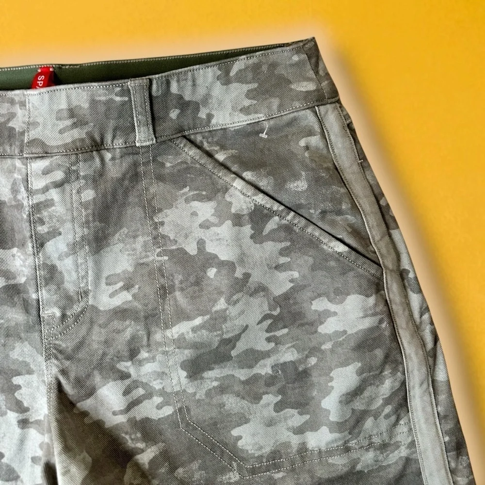 Spanx ‘Stretch Twill Pull-On Shorts’ in “Stone Wash Camo” Size Medium